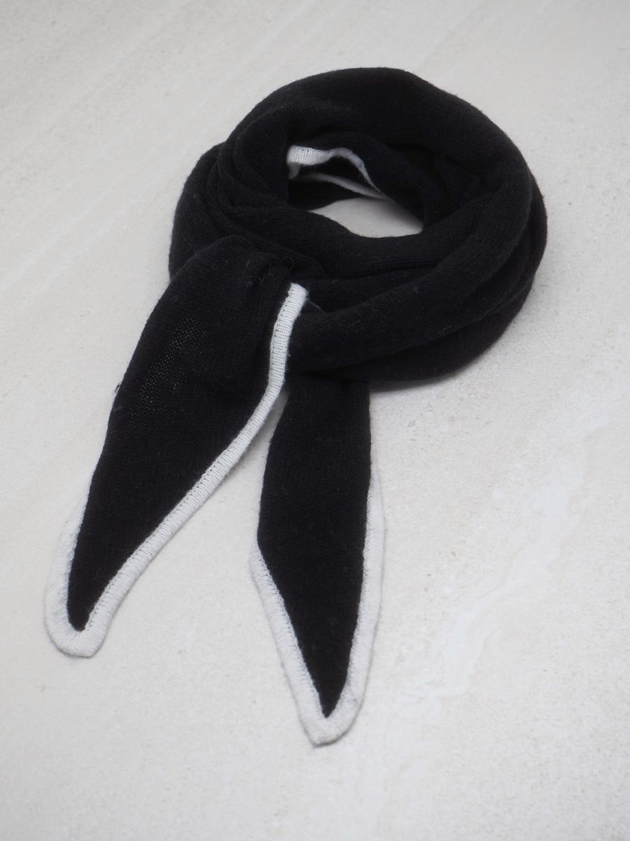 Trekantskjerf to-farget ullskjerf svart og off-white