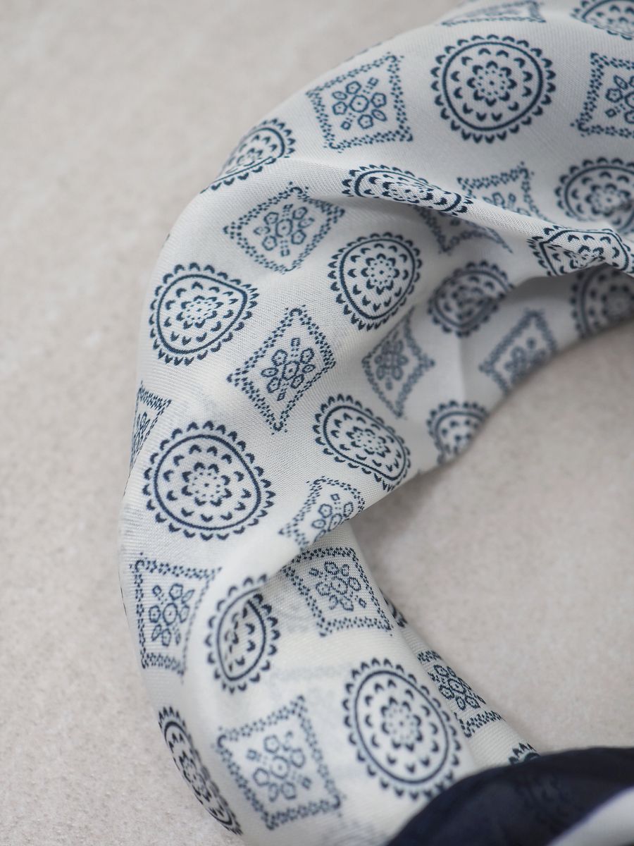 Satengskjerf blåmønster 