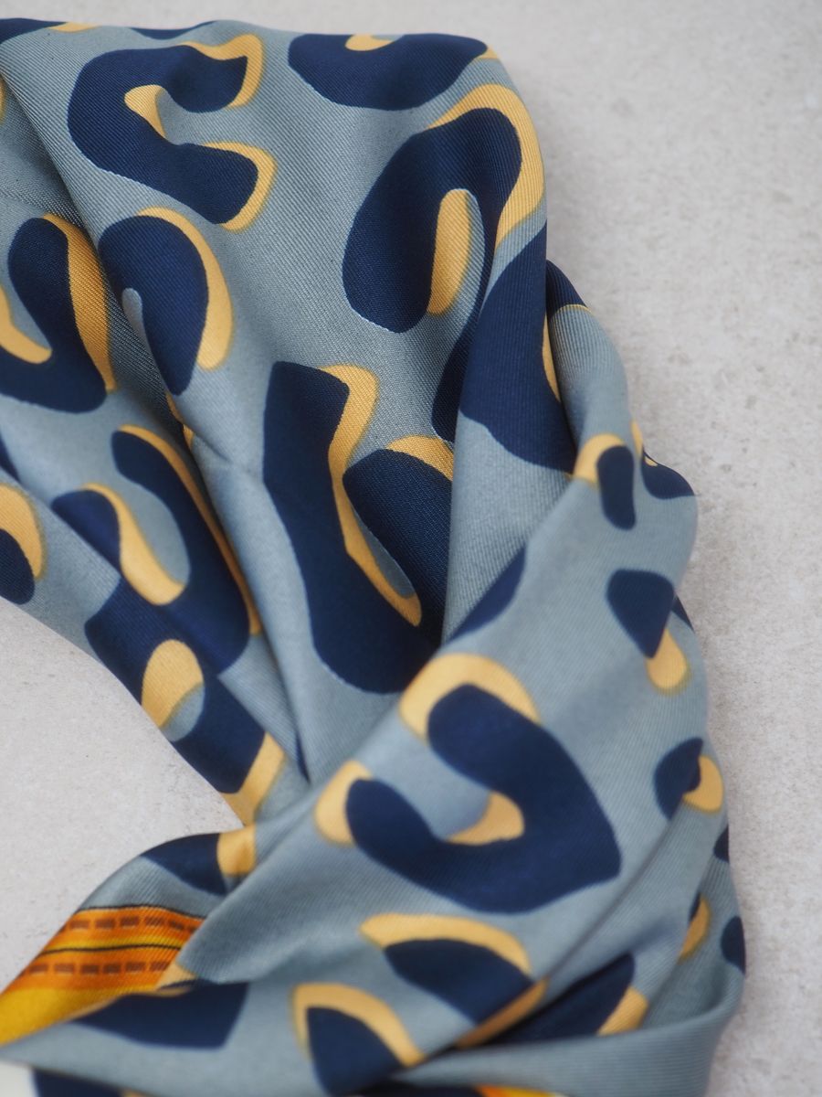 Stort skjerf i silkeblanding dyremønster blåtoner