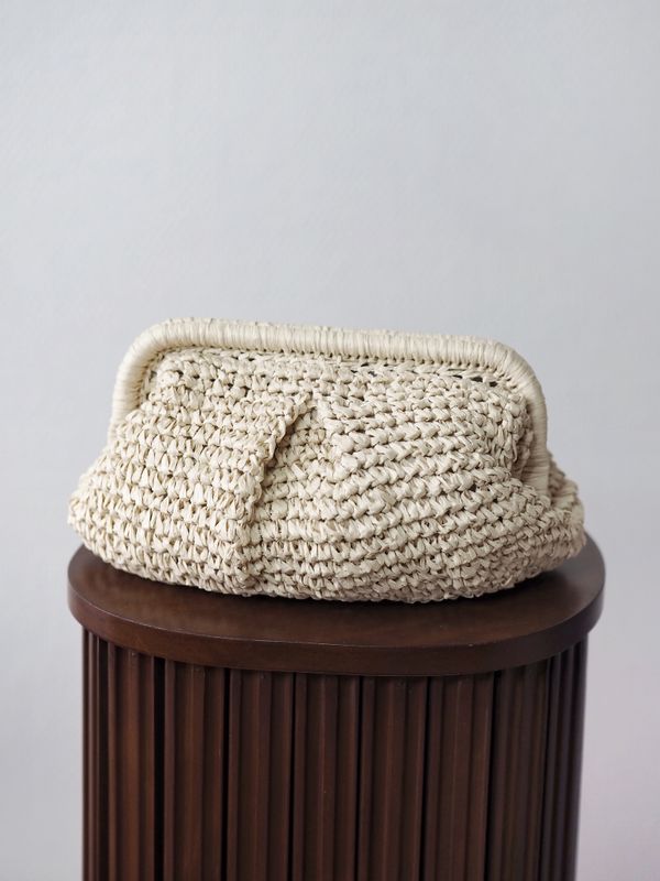 Raffia pouch-veske off-white