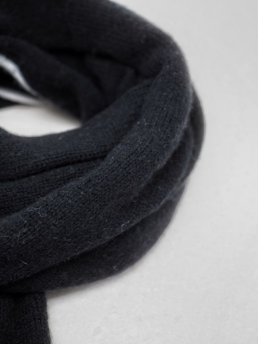 Trekantskjerf to-farget ullskjerf svart og off-white