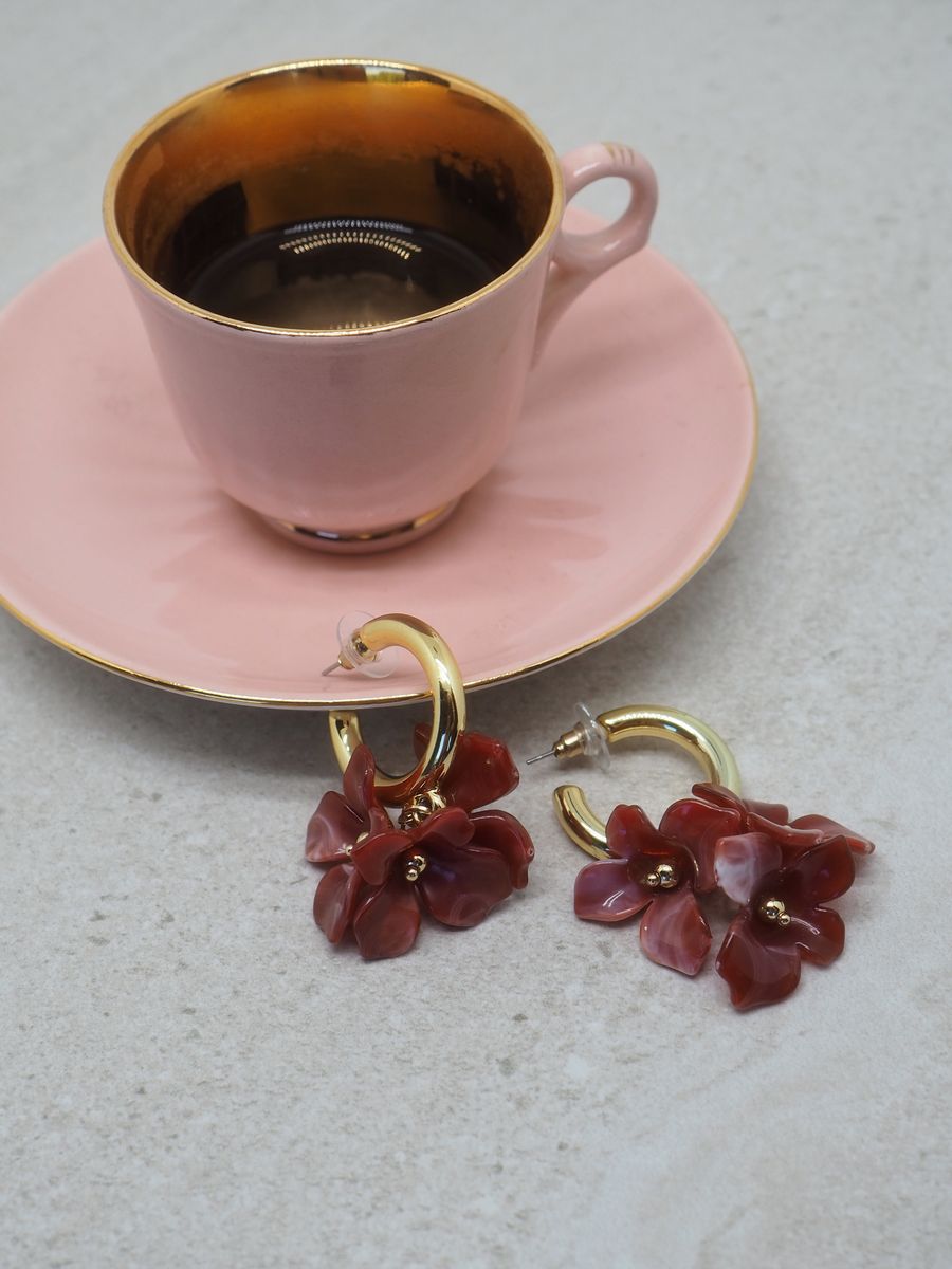 Øredobber med bordeaux fargede blomstercharms