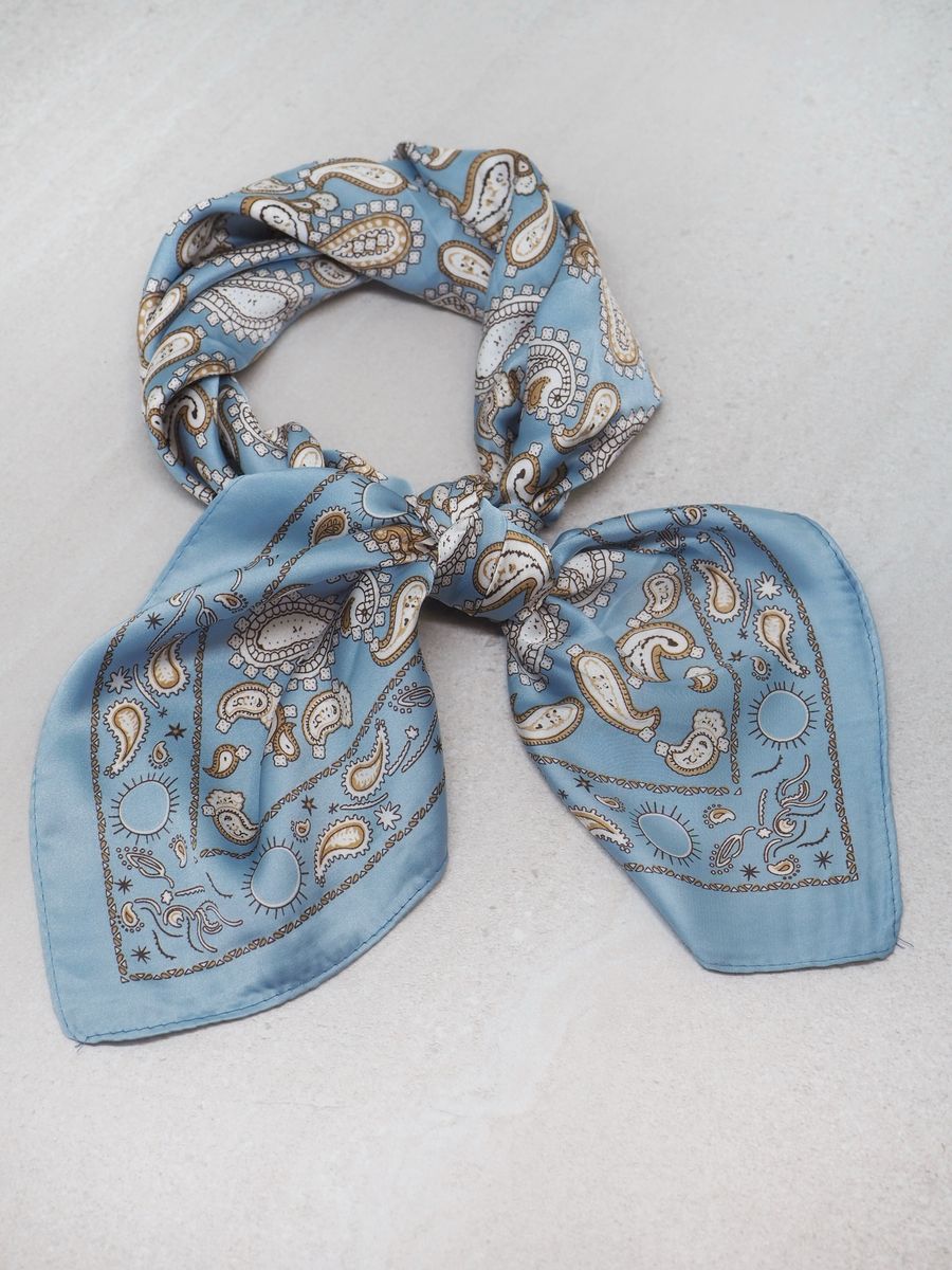 Satengskjerf lyseblå