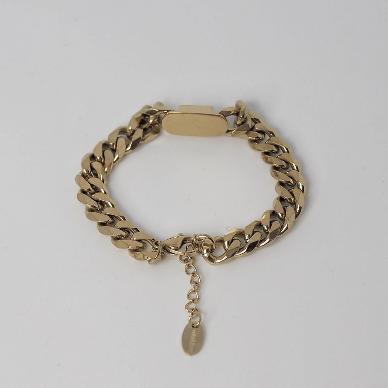 Armbånd med bred gullenke med flat detalj