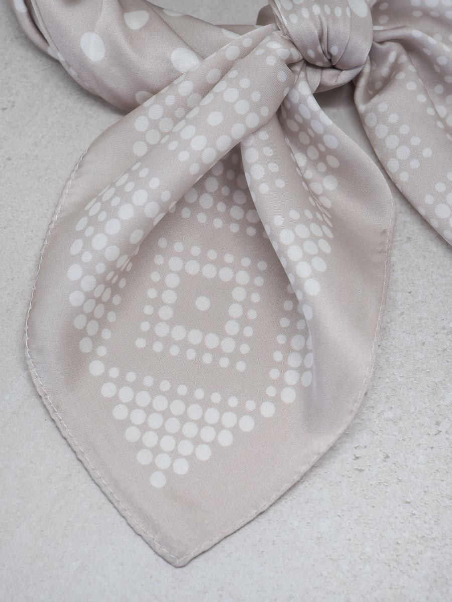 Satengskjerf lysetaupe