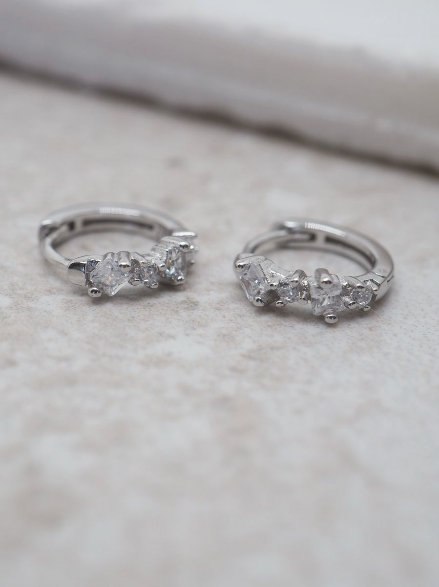 7DAYS øredobber med zirkoner sølvfarget