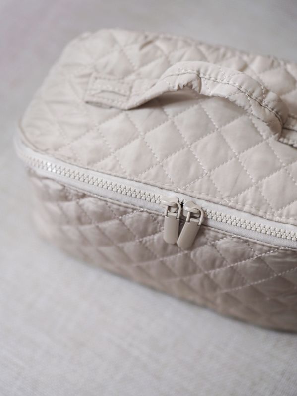 Vattert toalettmappe beige