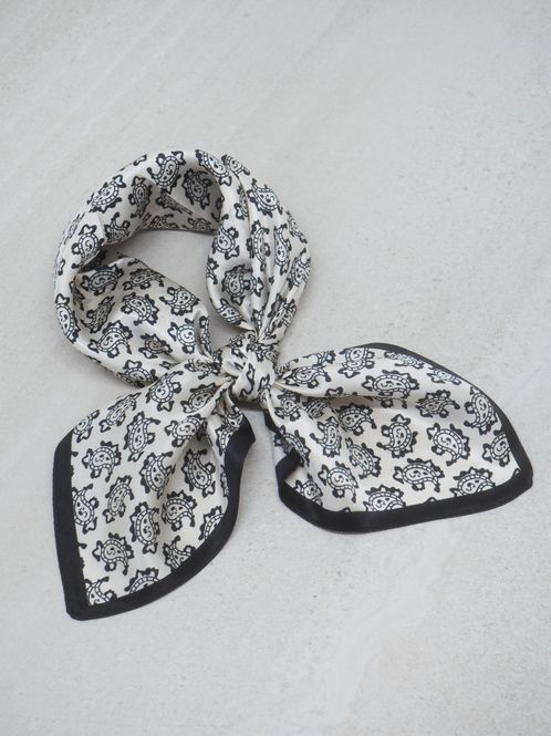 Hovedbilde 7DAYS silkeskjerf mini off-white og svart paisley
