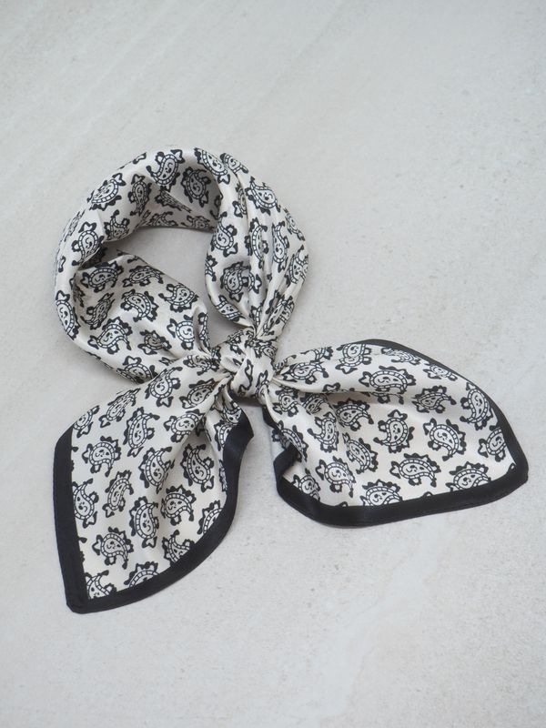 7DAYS silkeskjerf mini off-white og svart paisley
