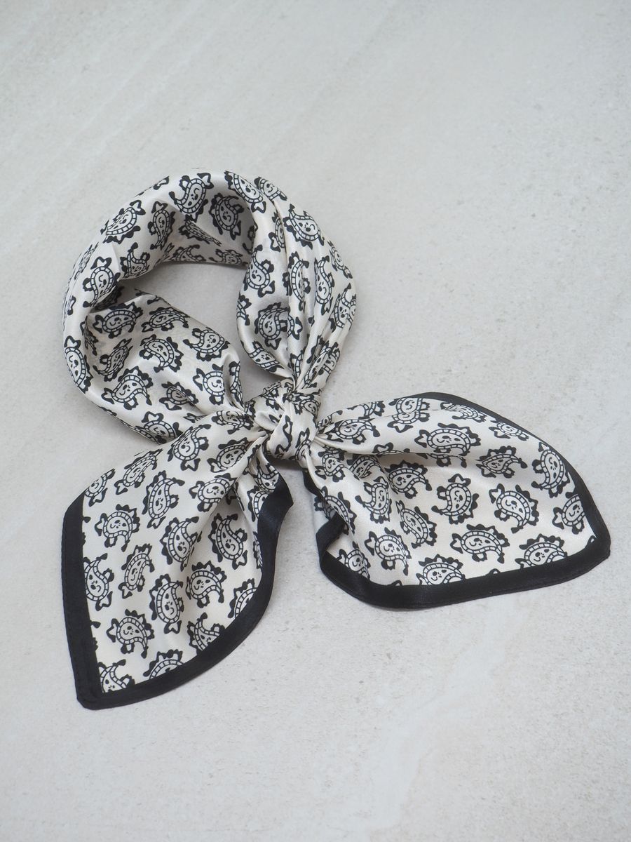 7DAYS silkeskjerf mini off-white og svart paisley