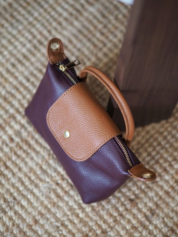 Liten skinnveske burgunder og cognac