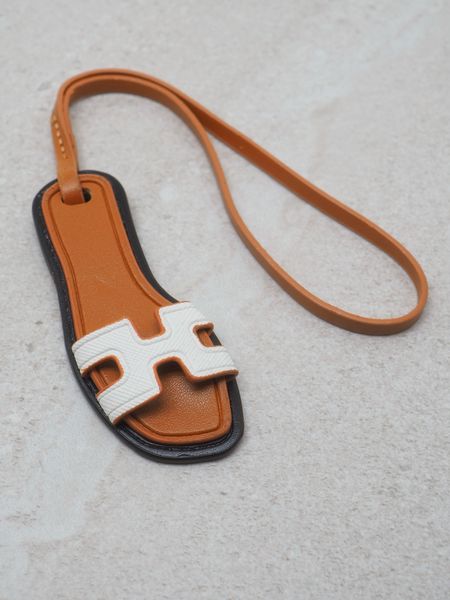 Bilde av Veskepynt sandal hvit