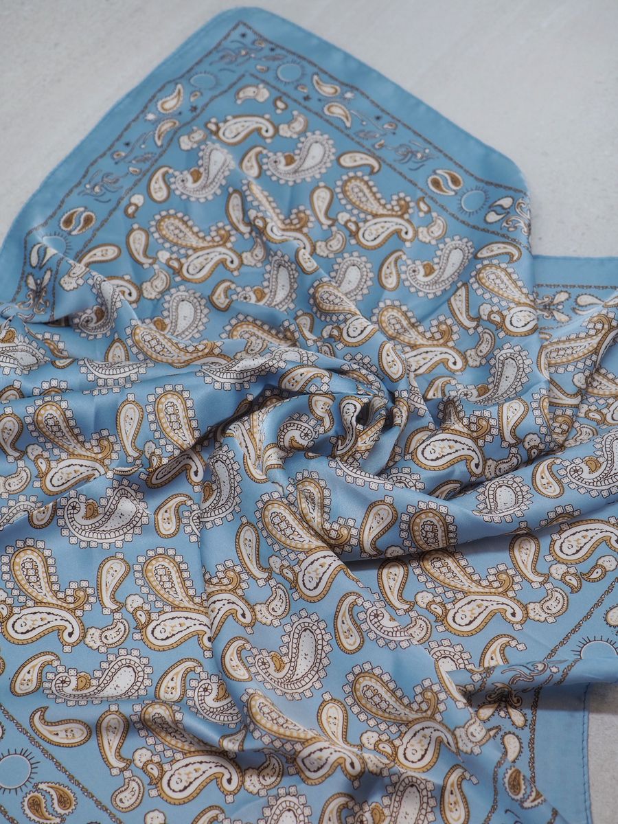 Satengskjerf lyseblå