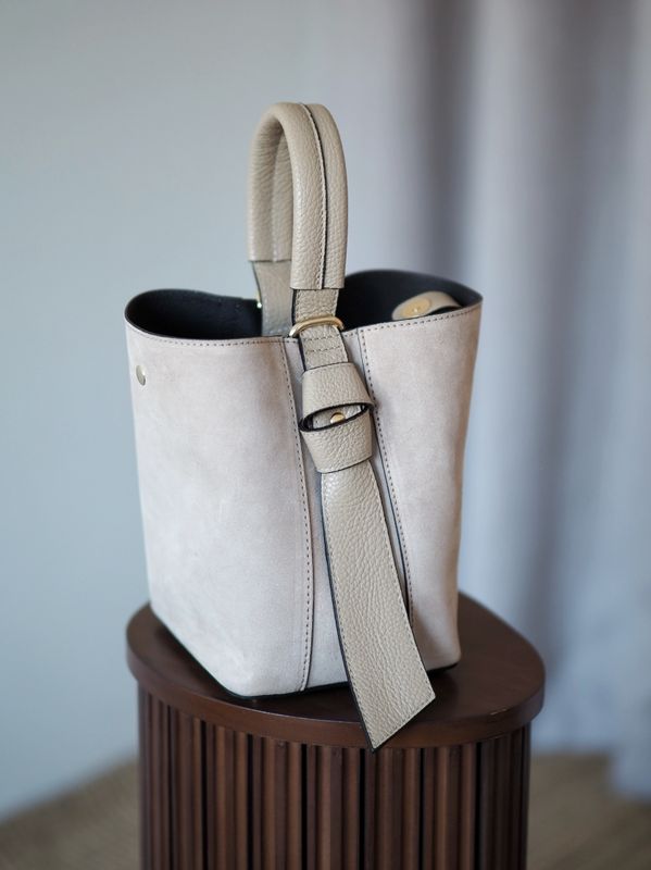 Bøtteveske semsket skinn lys beige