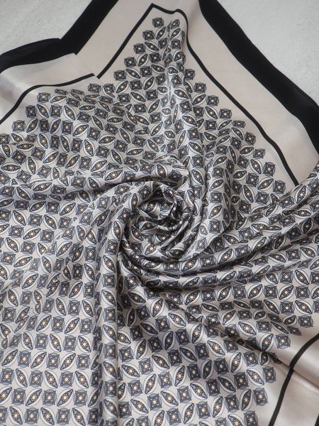 Hovedbilde Skjerf 100% silke off-white og svart