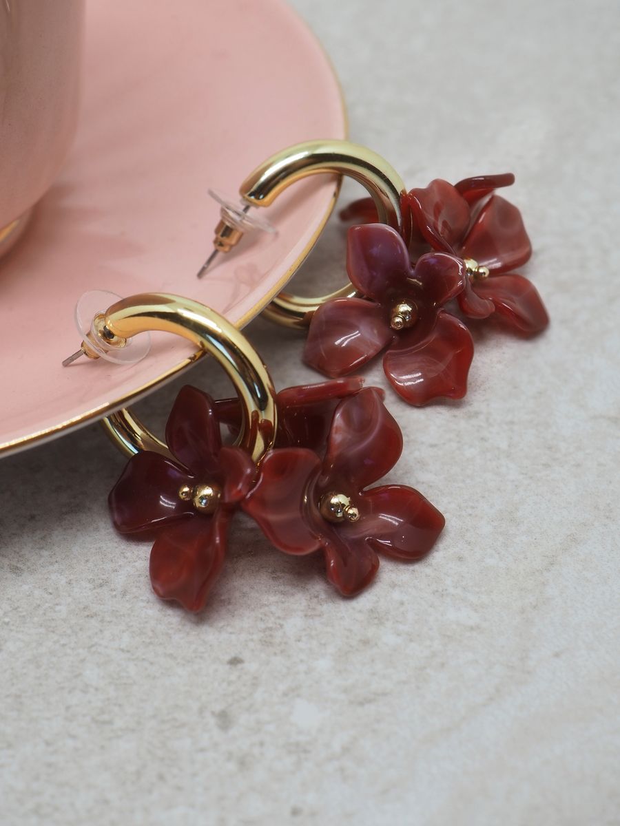 Øredobber med bordeaux fargede blomstercharms