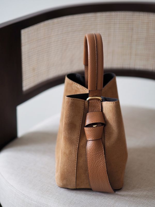 Bøtteveske semsket skinn camel