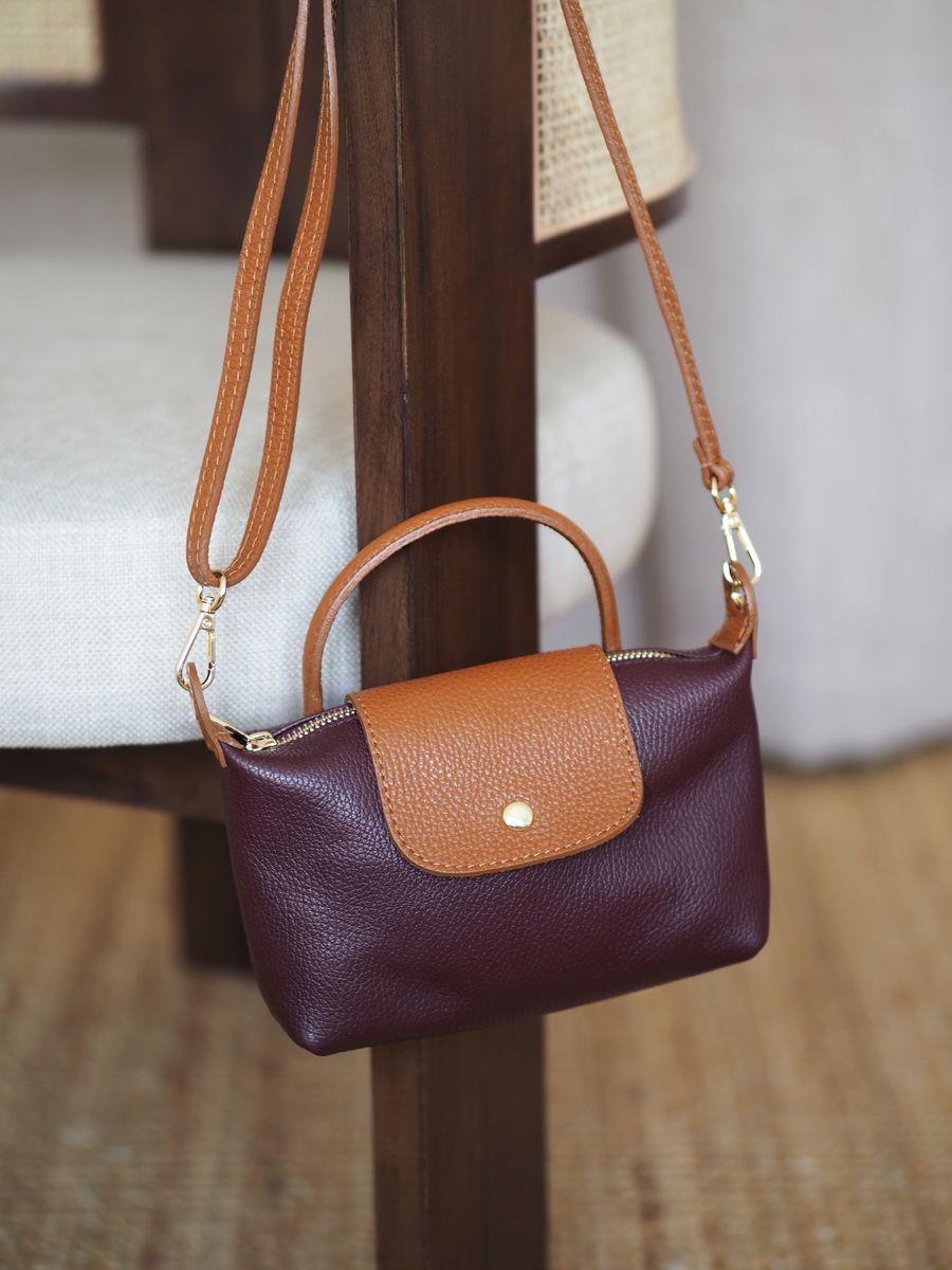 Liten skinnveske burgunder og cognac