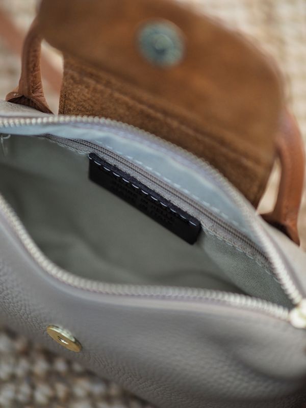 Liten skinnveske beige og cognac