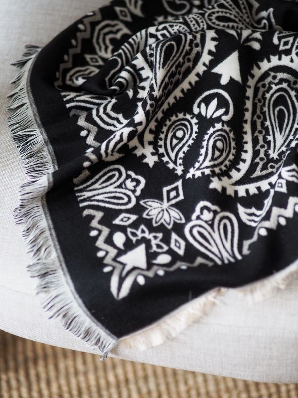 Sjal svart og off-white