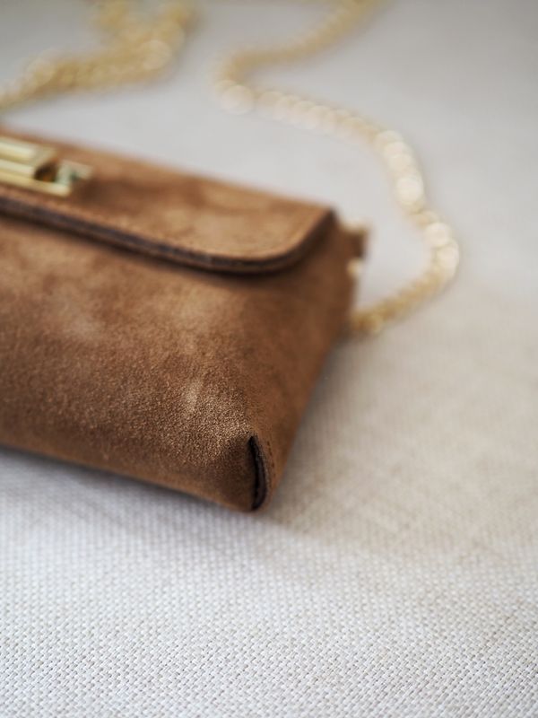 Clutch semsket skinn camel
