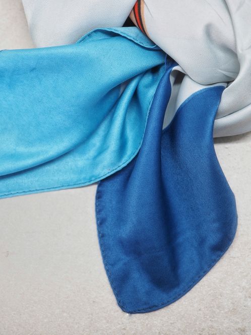 Hovedbilde Stort skjerf i silkeblanding blå og lyseblå
