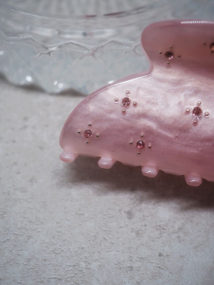 Hårklype med små perleblomster lyserosa