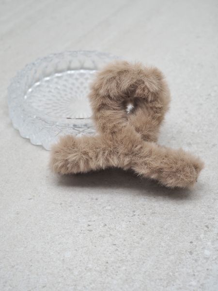 Hovedbilde Hårklype med fuskepels beige