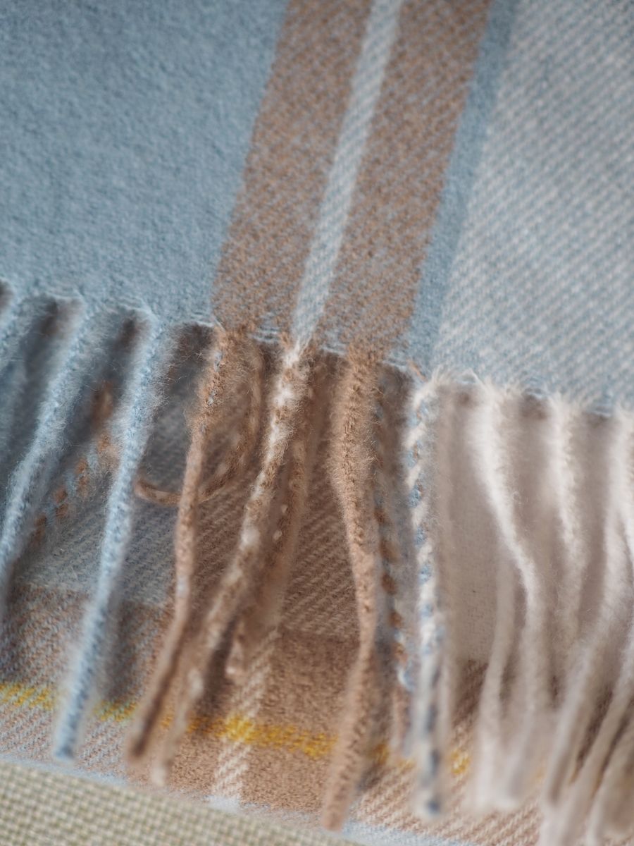 Check skjerf med frynser beige og lyseblå