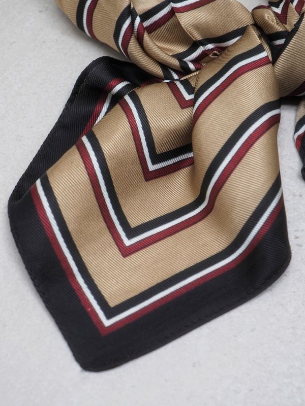 Satengskjerf striper beige og svarte 