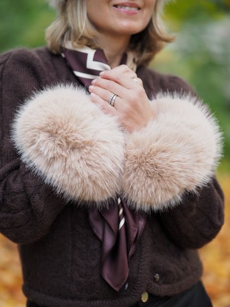 Hovedbilde Fuskepels mansjetter beige