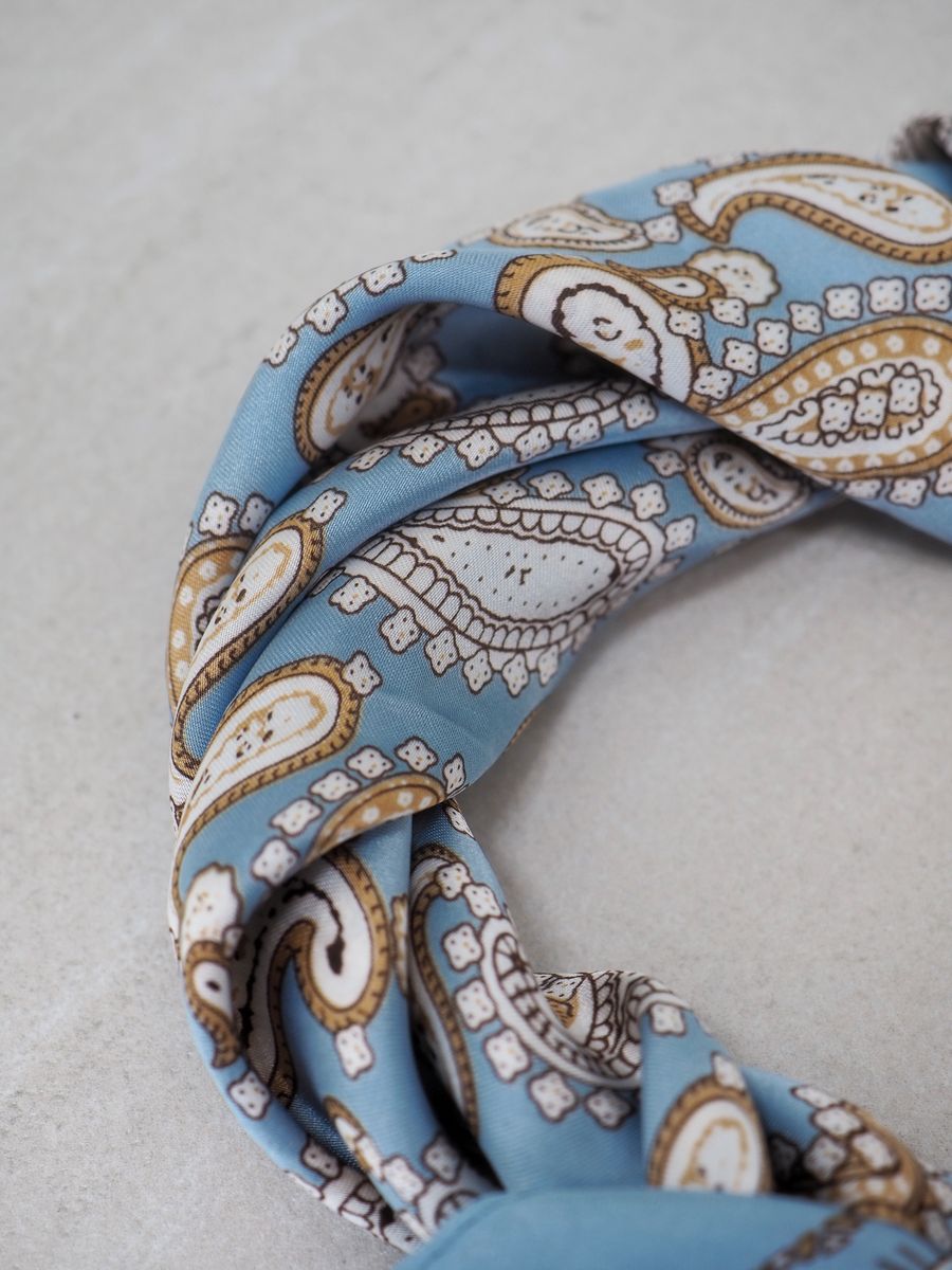 Satengskjerf lyseblå