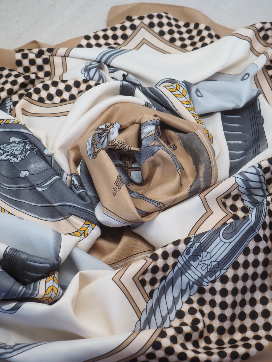 Stort skjerf i silkeblanding beige og svart