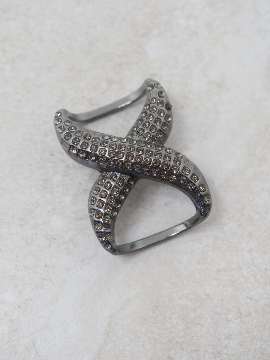 Stor skjerfnål med glassteiner svartsølv