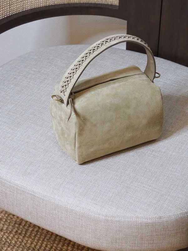 Liten semsket håndveske med flettet håndtak beige