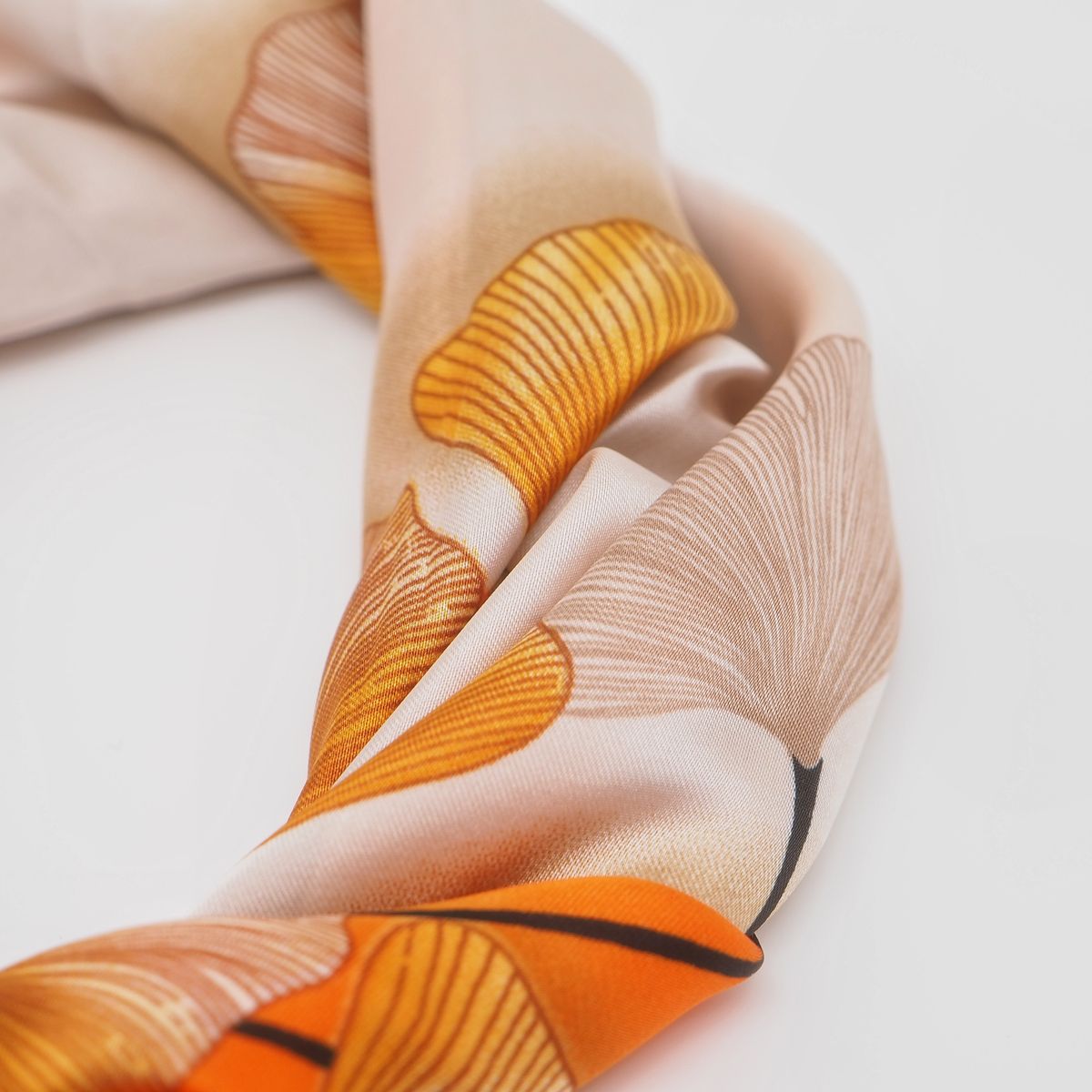 Satengskjerf oransje og beige
