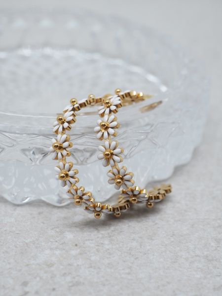 Hovedbilde Hvite emaljerte blomsterøredobber i stål ...