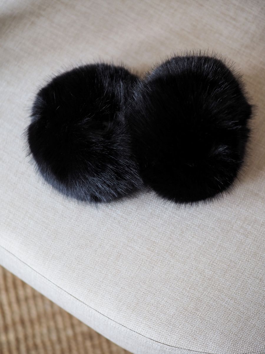 Fuskepels mansjetter svart