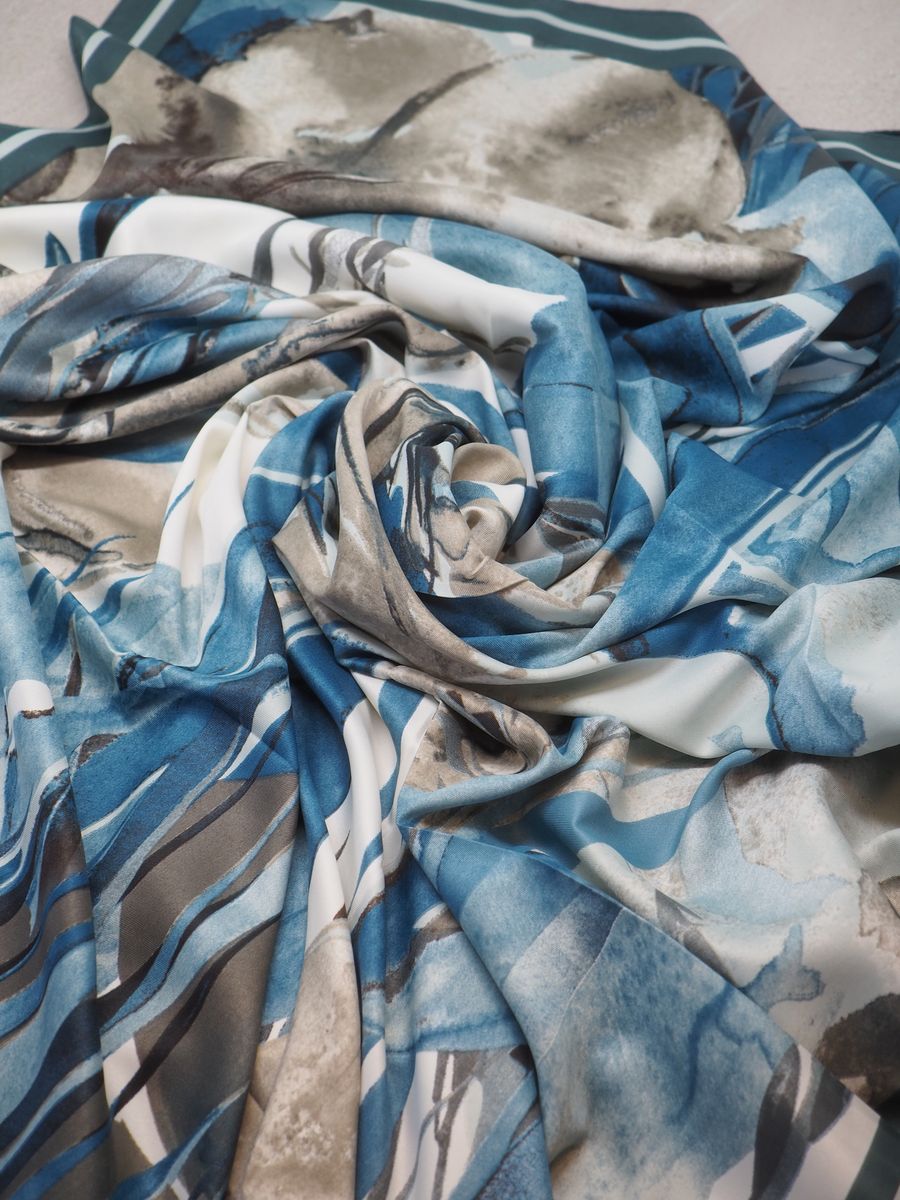 Stort skjerf i silkeblanding blåfarger