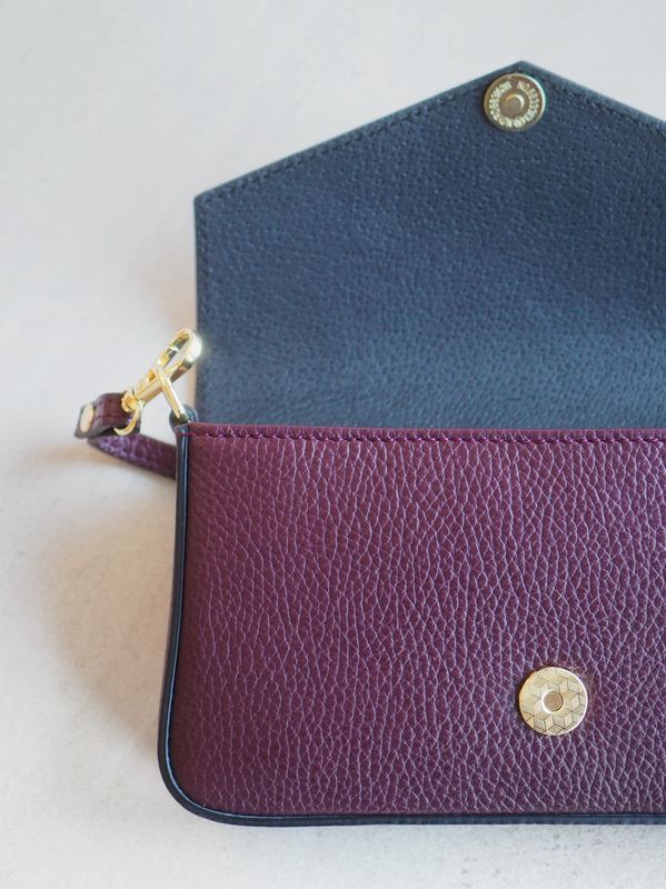 Konvolutt skinnclutch bordeaux