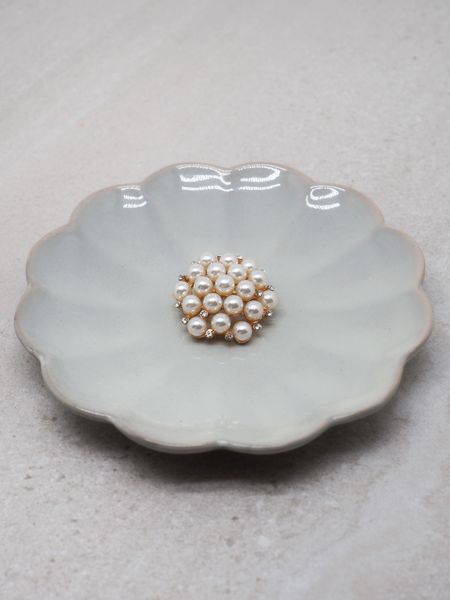 Hovedbilde 7DAYS brosje med perler og blanke glassteiner