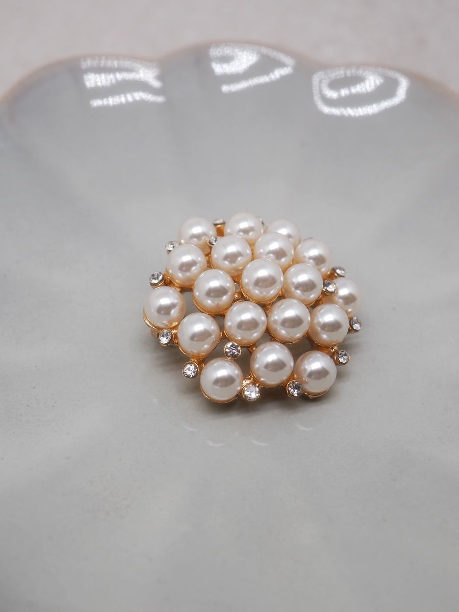 7DAYS brosje med perler og blanke glassteiner