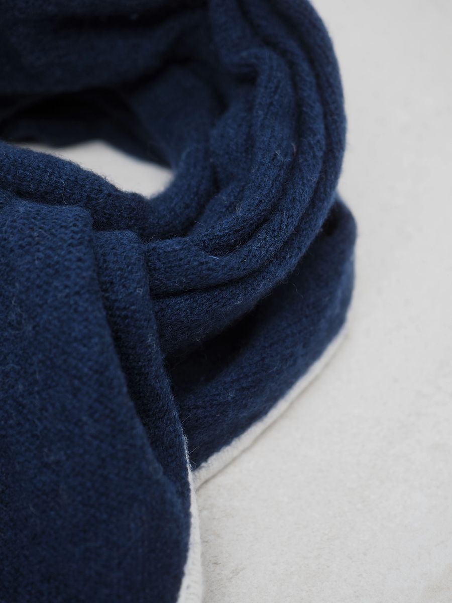 Trekantskjerf to-farget ullskjerf blå og off-white