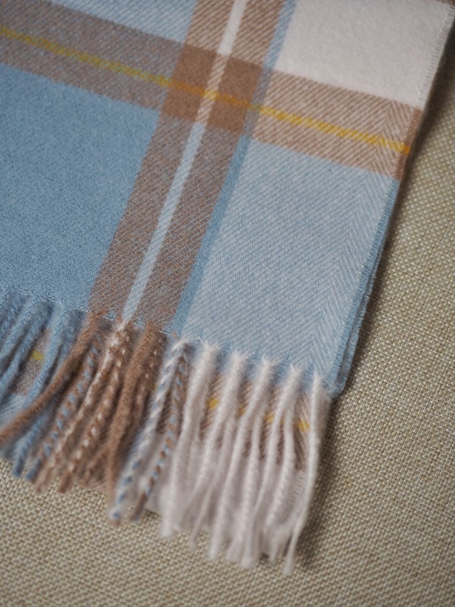 Check skjerf med frynser beige og lyseblå