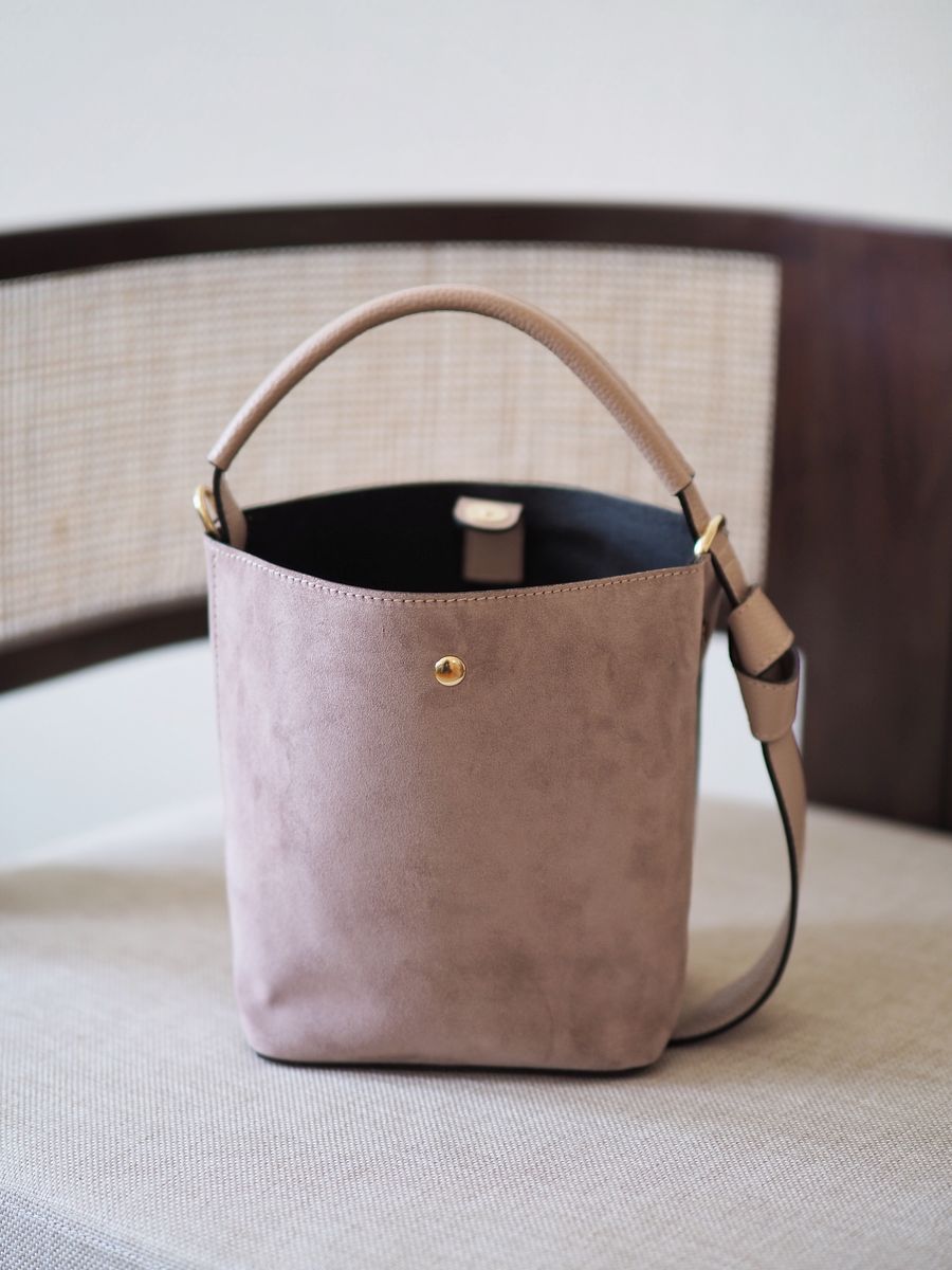 Bøtteveske semsket skinn nude