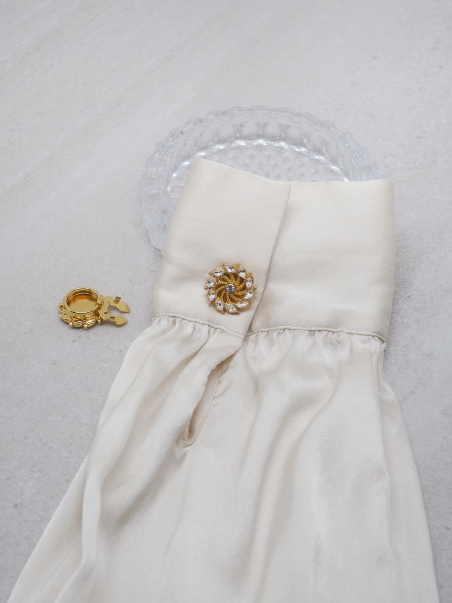 Knappepynt 2stk. gullfarget spinner blanke steiner