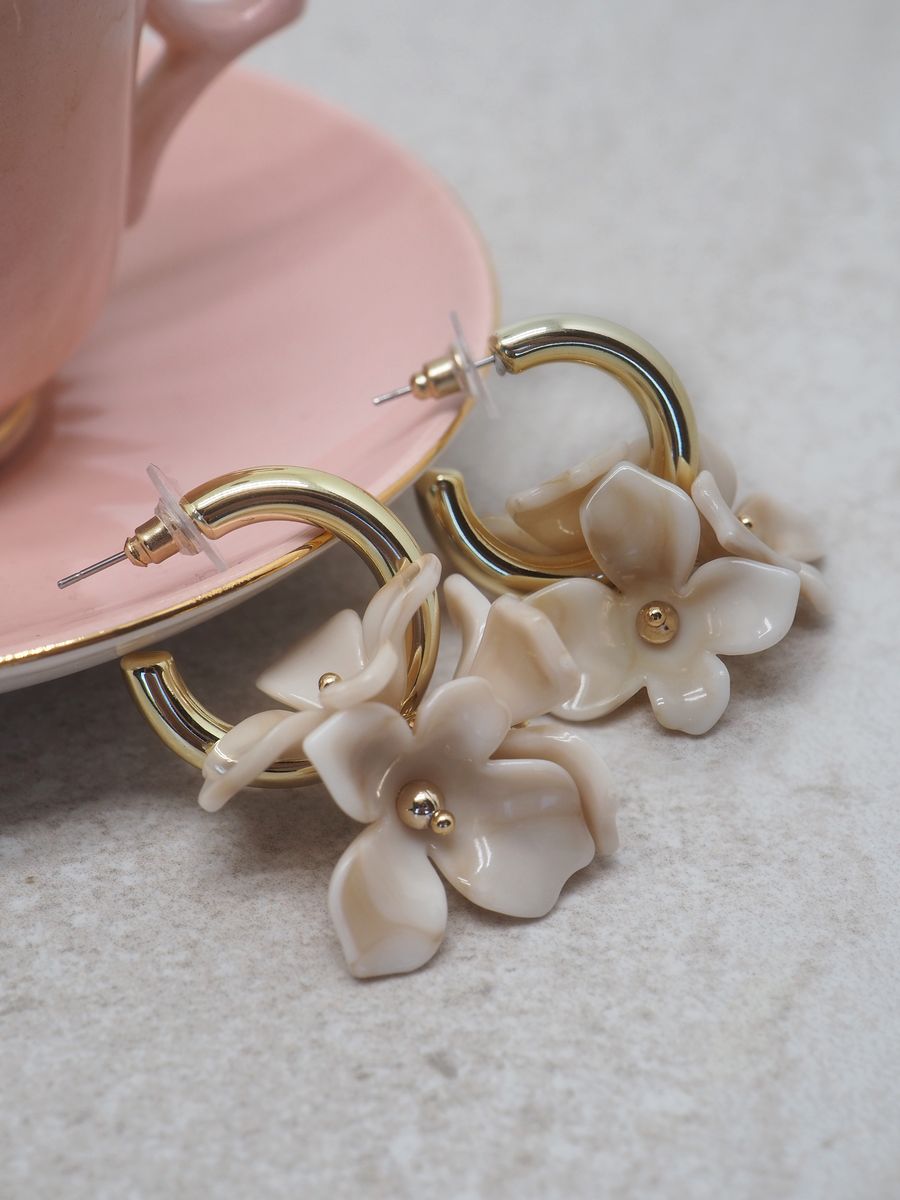 Øredobber med beige blomstercharms