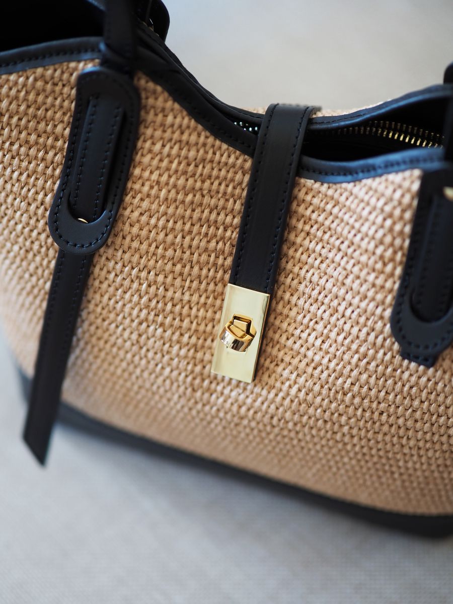Klassisk raffia veske med svarte skinndetaljer