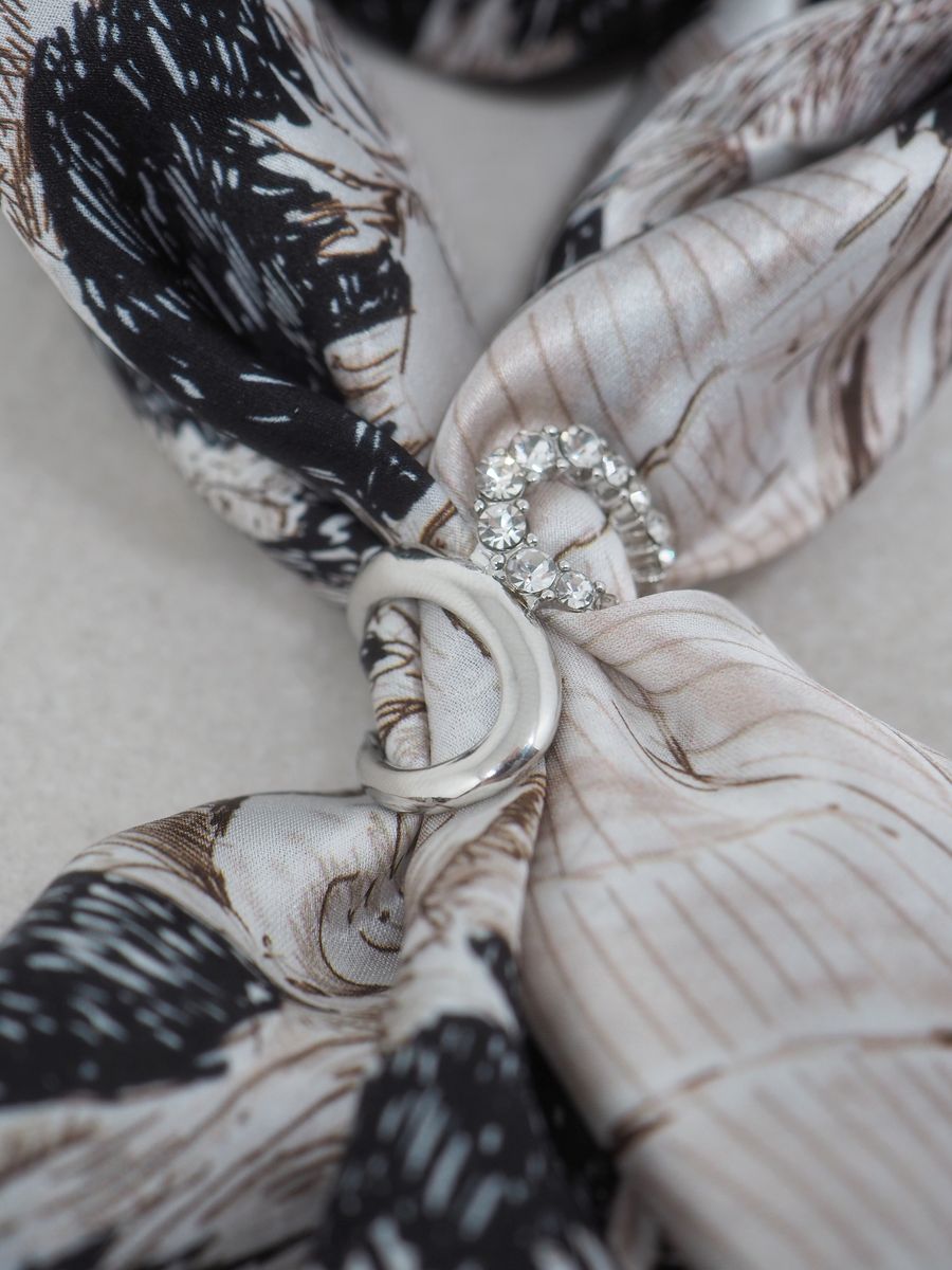 Skjerfnål spinner sølvfarget